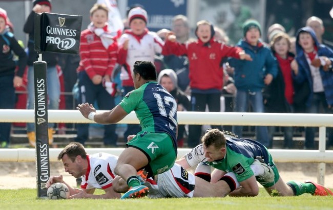 Tommy Bowe scores a try despite Matt Healy and Bundee Aki