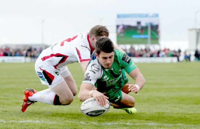 Tiernan O&Otilde;Halloran scores his side's second try despite Darren Cave