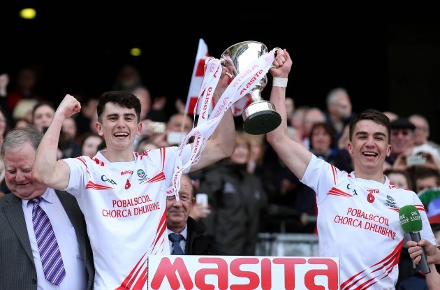 Marc O'Conchuir and Brian O'Beaglaoich lift the trophy