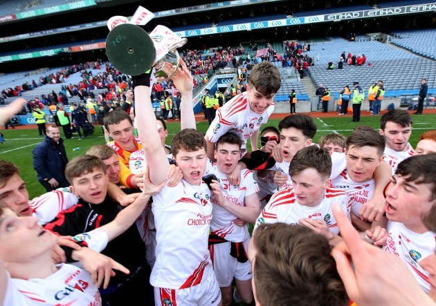 Pobscoil Chorca Dhuibhne celebrate with the trophy