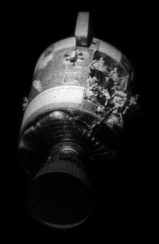 665px-Apollo13_-_SM_after_separation