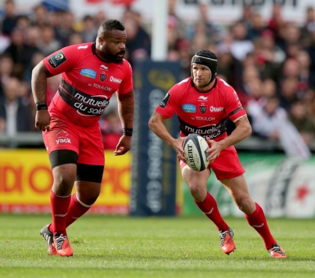 Matt Giteau supported by Mathieu Bastareaud