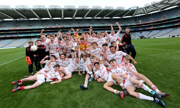 Pobscoil Chorca Dhuibhne celebrate with the trophy