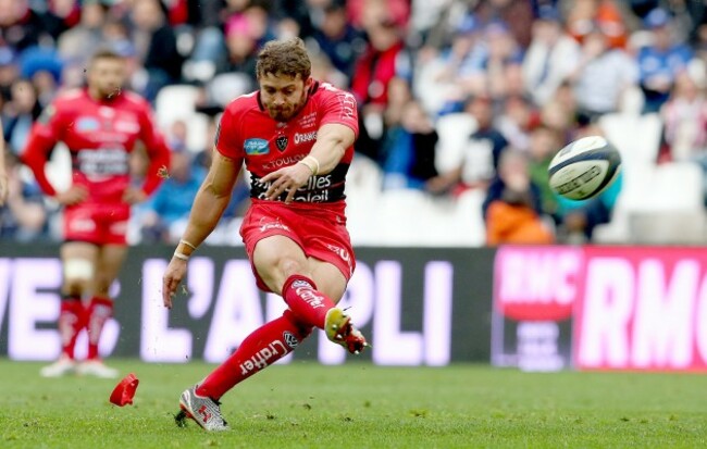 Leigh Halfpenny kicks a peanalty