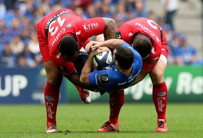 Mathieu Bastareaud and Guilhem Guirado tackle Rob Kearney