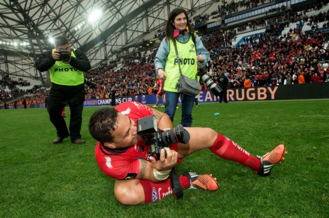 Chris Masoe takes some photos