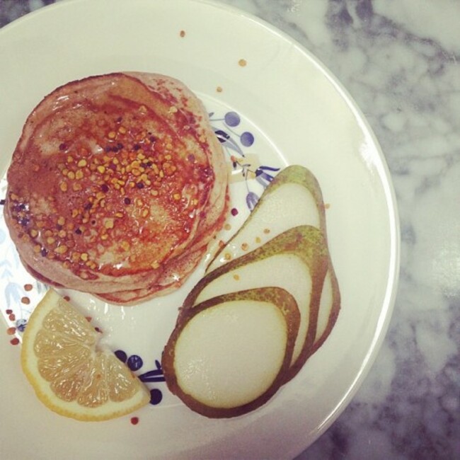 Happy Monday! ☺️ Wholemeal spelt & cinnamon pancakes with honey & pear for breakfast