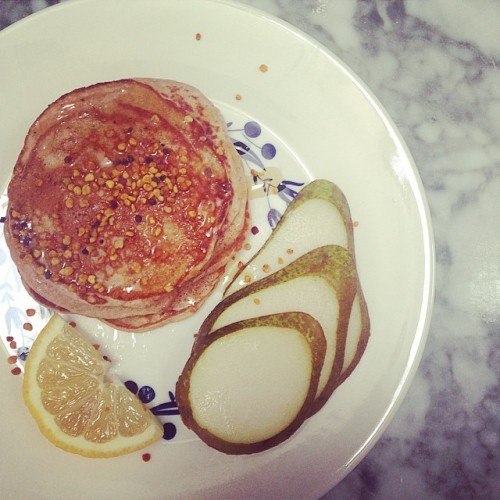 Happy Monday! ☺️ Wholemeal spelt & cinnamon pancakes with honey & pear for breakfast