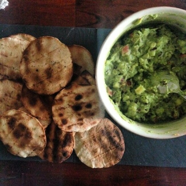 Started of our Mexico-Meets-Midlands Easter Dinner: Fruity guacamole with barbecue made tortilla chips at @oldefarm