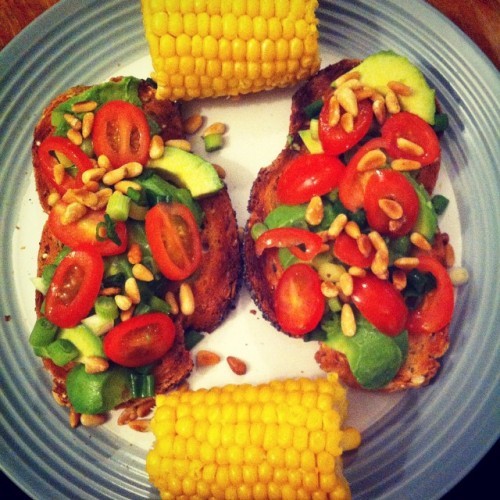 Avocado, tomato and spring onions on @thenaturalbakery multiseed spelt bread with toasted pine nuts and corn on the cob for dinner! #yum #avocado #corn #veggies #irishfitfam #fitfam #plantbased #vegan #instafood #healthydinner #stuffontoast #toast #nuts #cleaneats #eatclean