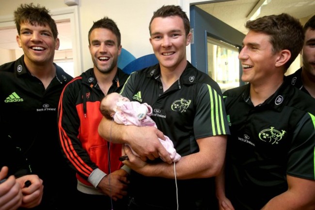 Ruby Murray with Donncha O'Callaghan, Conor Murray, Peter O'Mahony and Ian Keatley