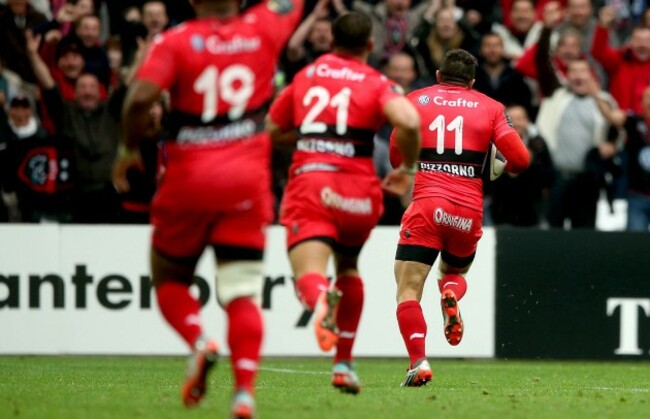 Bryan Habana breaks free to score a try