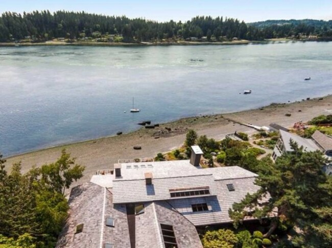 totaling-4764-square-feet-of-space-the-home-is-a-lovely-pacific-northwest-retreat