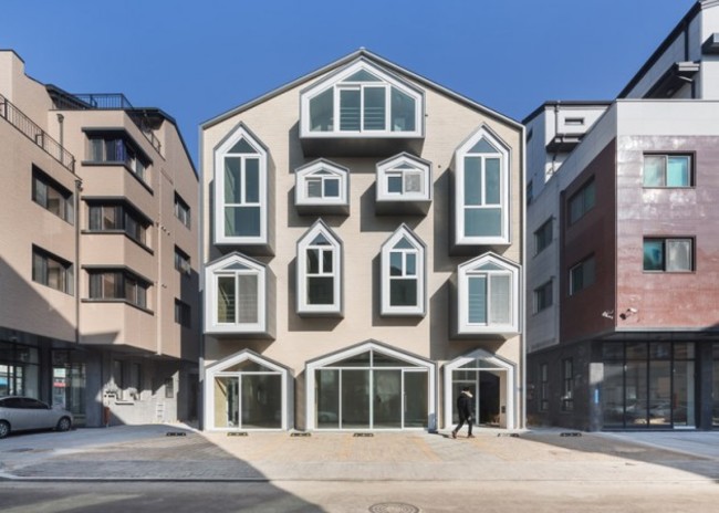 house with crazy windows in korea