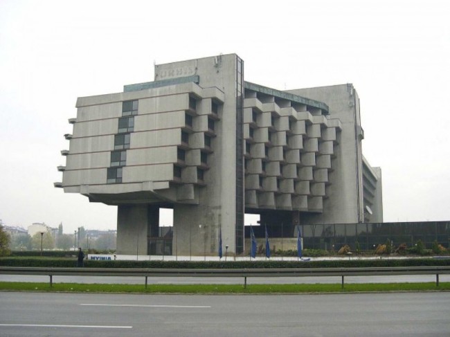 the-forum-hotel-in-krakow-poland-is-another-example-of-how-1970s-communist-architects-simply-couldnt-resist-lifting-ugly-buildings-off-the-ground
