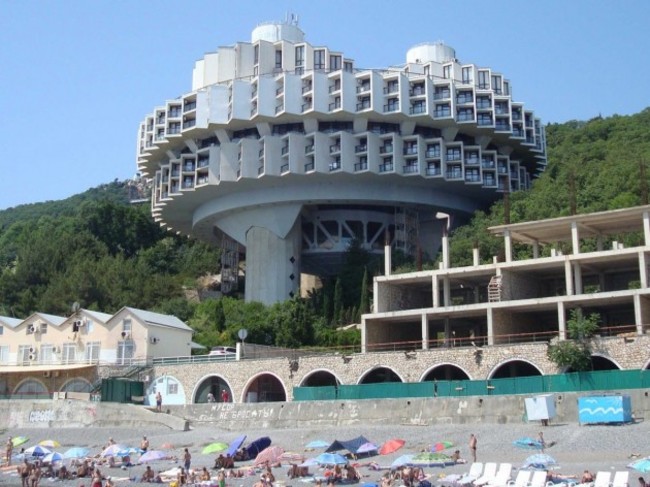 this-resort-in-ukraine-combines-two-late-soviet-architectural-trends-constructing-things-off-the-ground-and-buildings-that-look-slightly-like-ufos