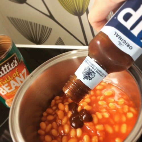 @mrkwypr straight in the precook or after?! Too late now! #hpsauce #bakedbeans #wyperfamilyrecipe
