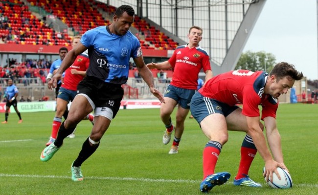 Darren Sweetnam scores a try