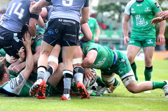 Eoghan Masterson scores a try