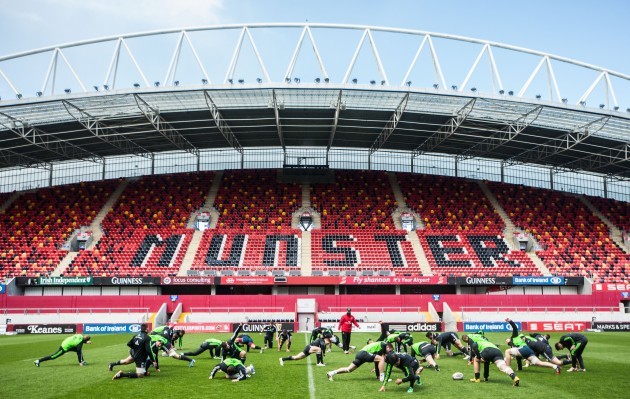 Munster players warm up