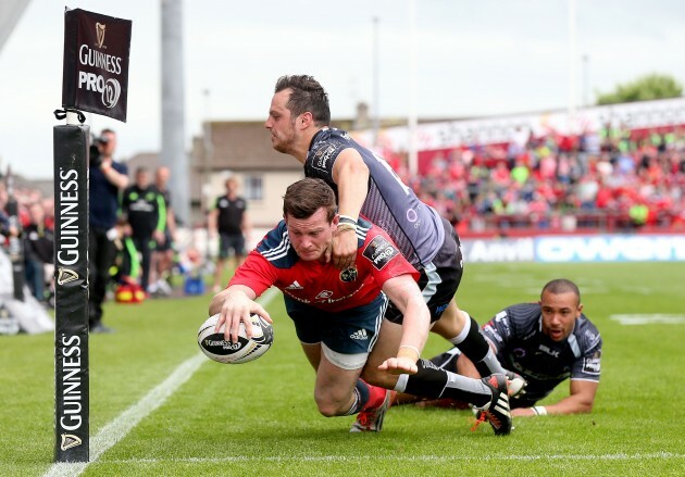 Denis Hurley beats Dan Evans and Josh Matavesi to score his side's second try