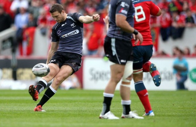 Dan Biggar attempts a drop goal