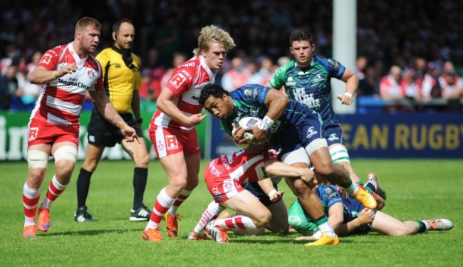 Bundee Aki is tackled by Greig Laidlaw