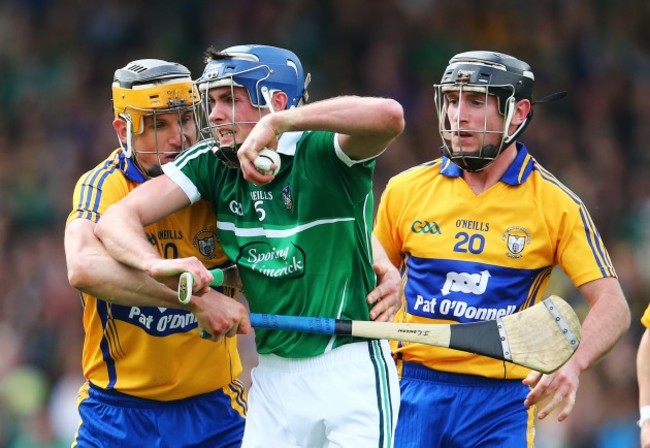 Gavin O&Otilde;Mahony under pressure from John Conlon and Gearoid O&Otilde;Connell