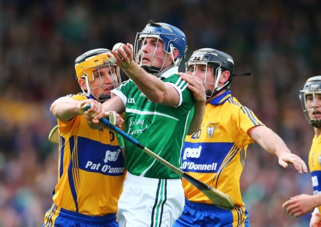 Gavin OÕMahony under pressure from John Conlon and Gearoid OÕConnell