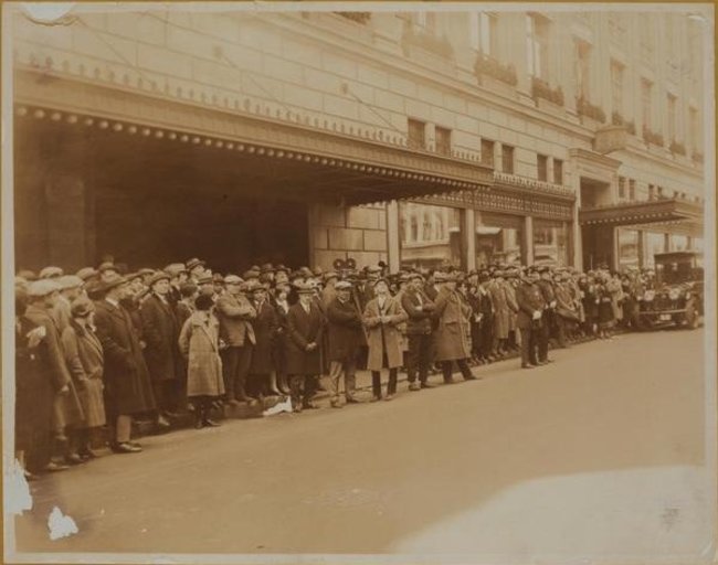 customers-lined-up-outside-saks-fifth-avenue-in-the-1920s