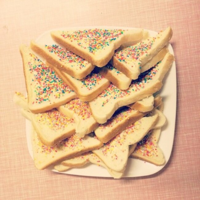 Friends for dinner tonight #dessert #sweets #childhoodtreat #sosophisticated #sprinkles #iPhone #adenfilter #fairybread #oldschool #yummy #dontbejealous