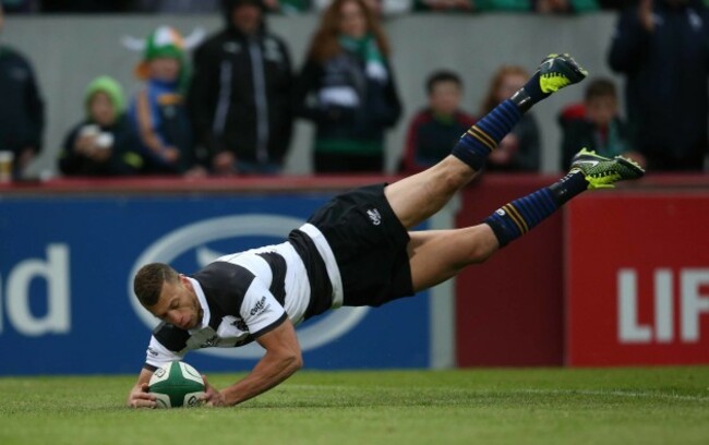 Zane Kirchner scores a try