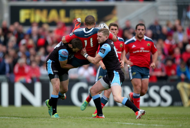 Simon Zebo tackled by Richie Vernon and Peter Horne