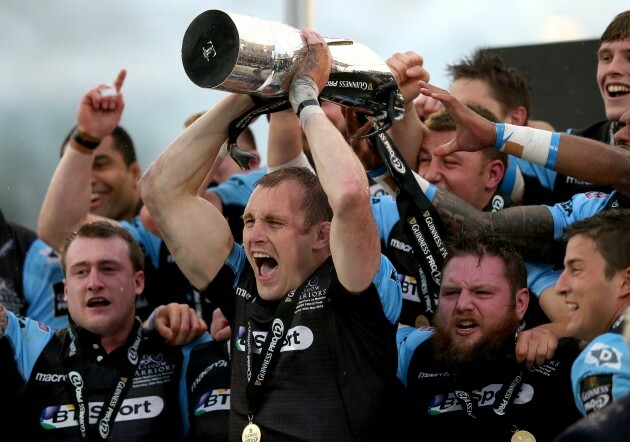 Al Kellock lifts the Guinness PRO12 Trophy