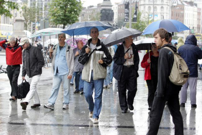 15/8/2006. Dublin Weather Turns Wet. Its brolly time once again in Dublin City as the dry spell ends and the rain returns to remind us of what Irish summers are usually like in August. Photo: Eamonn Farrell/Photocall Ireland