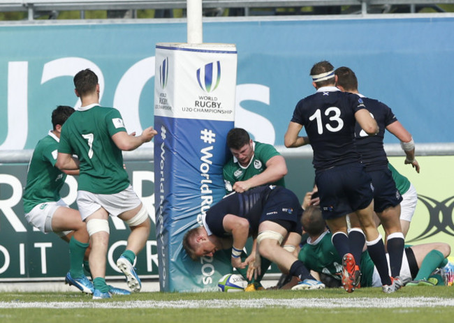 Sammy Arnold prevents a Scotland try