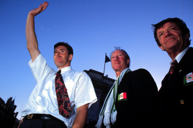 PACKIE BONNER WAVES TO THE CROWD IN COLLEGE GREEN WORLD CUP IN IRELAND