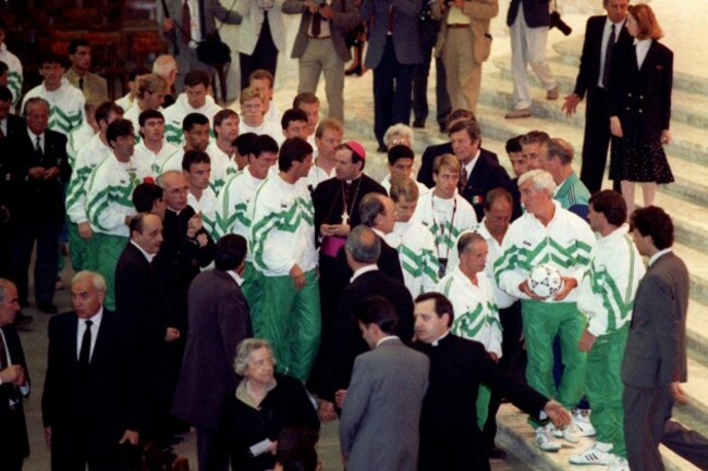 IRISH FOOTBALL TEAM MEET THE POPE