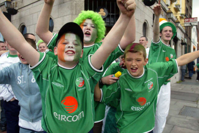 WORLD CUP JAPAN SOUTH KOREA 2002 PEOPLE CHILDREN HATS FACE PAINTING CROWD SCENES CELEBRATIONS