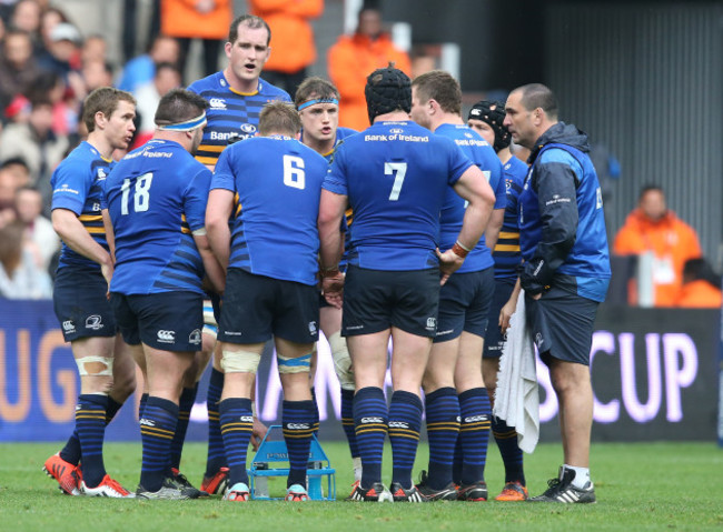 LeinsterÕs Jamie Heaslip with th team in a huddle