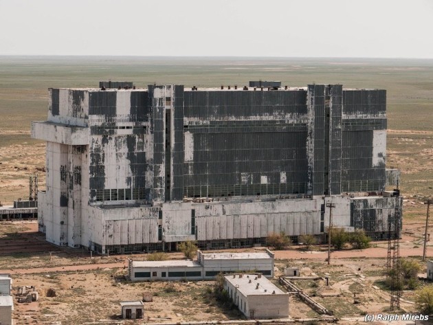 the-abandoned-garage-also-called-a-hangar-is-located-on-a-site-that-belong-to-russias-space-launch-facility-called-baikonur-cosmodrome-where-rockets-are-still-launched-today