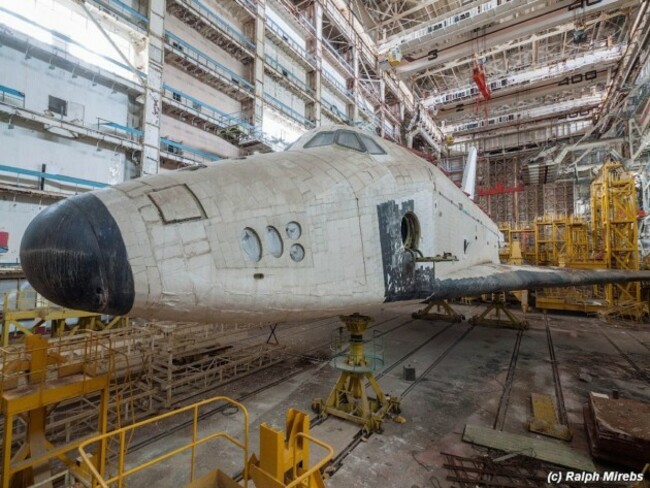 the-nose-of-the-shuttles-are-also-covered-with-these-black-tiles-to-protect-the-front-of-the-spacecraft-from-overheating-and-roasting-the-passengers-inside-the-cockpit