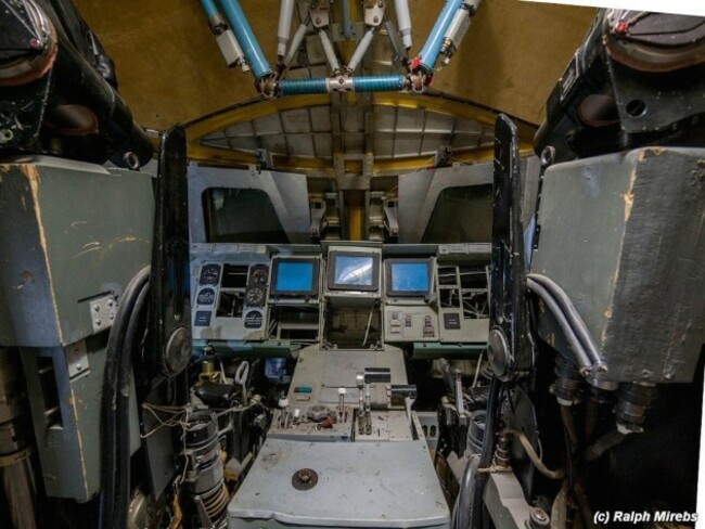 heres-a-peek-at-the-inside-of-one-of-the-cockpits-designed-for-pilots-who-never-flew-it