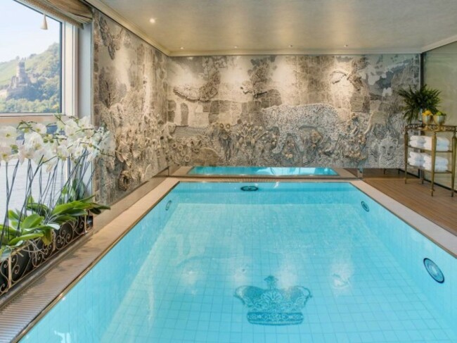 heres-a-better-view-of-the-pool-which-offers-spectacular-views-of-the-passing-scenery