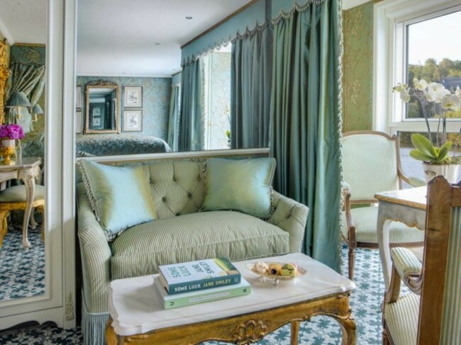 heres-some-additional-seating-area-in-one-of-the-suites