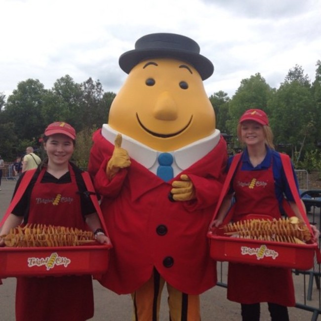 The girls from the twisted chip out with the boss! #TwistedChip #TaytoPark