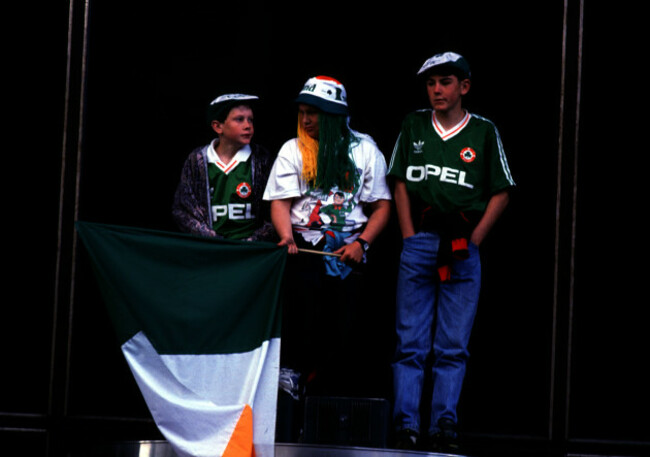 IRISH SOCCER FANS AT THE ITALIA 90 HOMECOMING IN DUBLIN WORLD CUP IN IRELAND PEOPLE IRISH TRICOLOUR FLAGS YOUNG CHILDREN