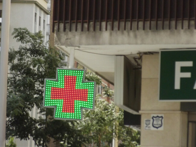 Farmacia Cabezas - Calle Alhamar, Granada - green cross