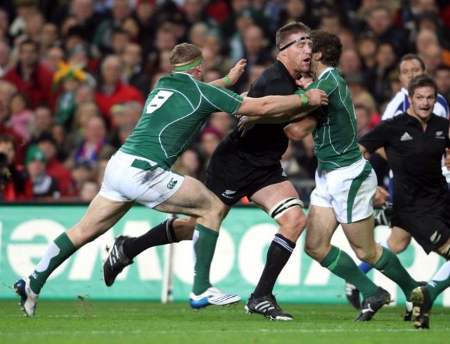 Jamie Heaslip and Tommy Bowe tackle Brad Thorn