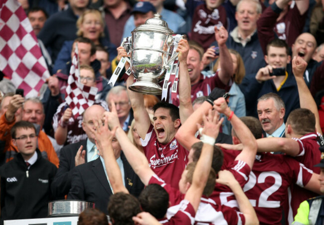 Fergal Moore lifts the Bob O'Keefe Cup Ê